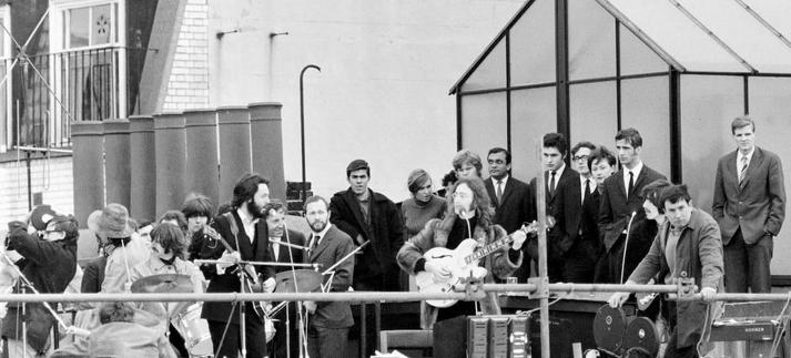 The Beatles, tocando en la azotea del edificio de Apple, en Londres, en enero de 1969. / Mirrorpix