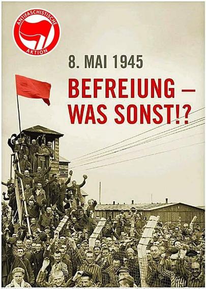 Historisches Schwarz-Weiß-Foto im Plakat: Jubelnde Menge in gestreiften Häftlingskleidern an Holztor mit Stacheldraht, Baracken und Wachturm im Hintergrund. Roter Text "8. MAI 1945" und "BEFREIUNG - WAS SONST!?" darüber. Rotes Logo "ANTIFASCHISTISCHE AKTION" links oben. Kleine rote Flagge links vom Datum. Gedenktag der Befreiung.
Englische Version:
Historical black and white photo in poster: Cheering crowd in striped prisoner clothes at wooden gate with barbed wire, barracks and watchtower in background. Red text "8. MAI 1945" and "BEFREIUNG - WAS SONST!?" above. Red "ANTIFASCHISTISCHE AKTION" logo top left. Small red flag left of date. Commemorates liberation day.