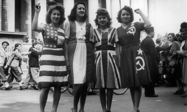 Mujeres parisinas vestidas con los colores de las banderas de los países aliados posan frente a la Iglesia de la Madeleine, el 8 de mayo de 1945. (Keystone-France / Gamma-Keystone via Getty Images)