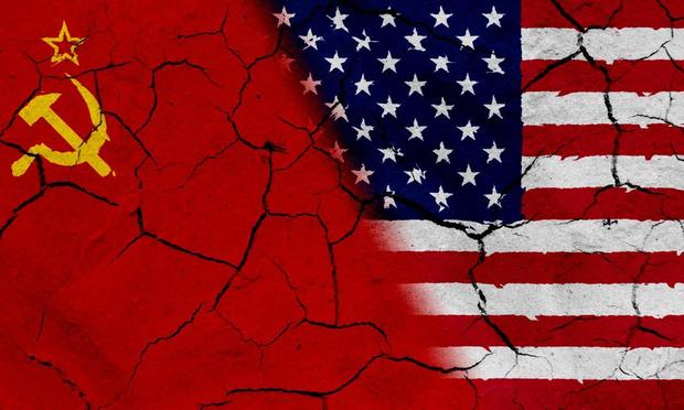 Las banderas de la URSS y EEUU, resquebrajadas. (Getty Images/iStockphoto)
