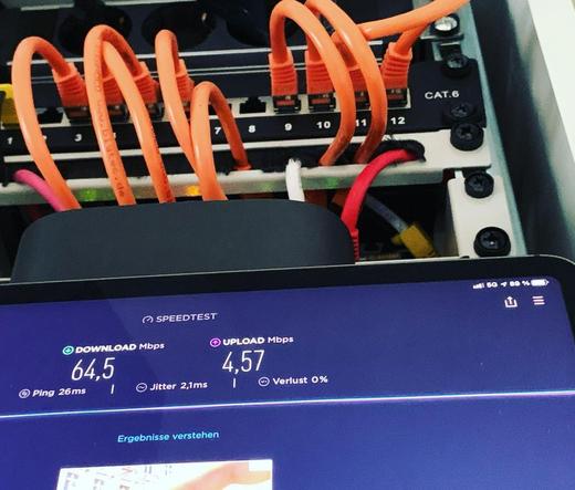 Blick auf Serverschrank und Speedtest von 5g.