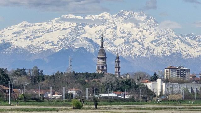 panoramica di Novara con la cupola di San Gaudenzio e il monte Rosa innevato come sfondo