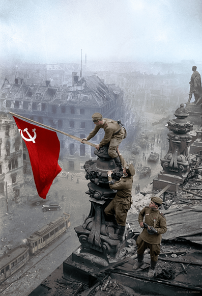Sowjetische Soldaten hissen rote Flagge mit Hammer und Sichel auf zerstörtem Reichstag in Berlin während des Zweiten Weltkriegs. Trümmer und zerstörte Gebäude im Hintergrund unter trübem Himmel.
English version:
Soviet soldiers raise red flag with hammer and sickle on the destroyed Reichstag in Berlin during WWII. Rubble and ruined buildings in the background under a cloudy sky.