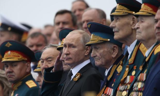 Vladimir Putin, rodeado de militares, en el desfile del Día de la Victoria de 2019, en Moscú. (Mikhail Svetlov / Getty Images)