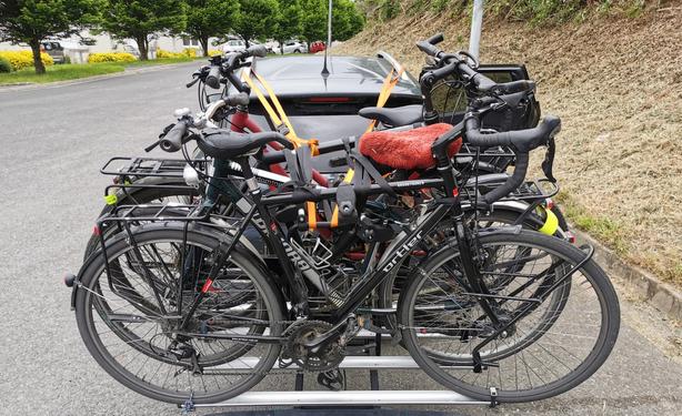 4 vélos sur un porte-vélos à l'arrière d'une voiture.