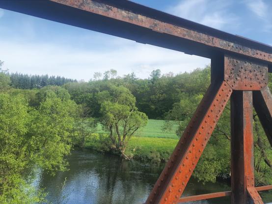 Andere Brücke, gleiche Beschreibung. Viel Grün...