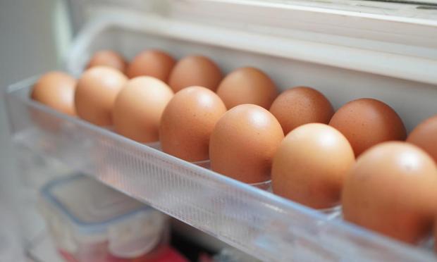 Una imagen de archivo de varios huevos en la nevera (Getty Images)
