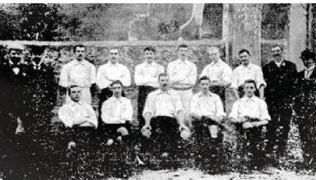 La foto ritrae la formazione del Genoa che l'8 maggio 1898 vince il primo campionato di calcio italiano, disputato a Torino.