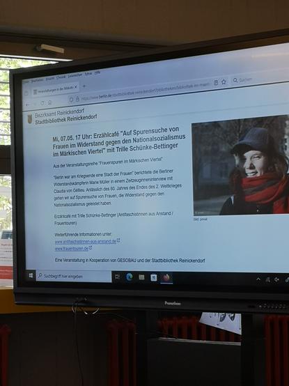 Präsentation des Vortags auf einem Monitor mit Titel des Vortrages, Namen und Foto der Vortragenden (Trille Schünke-Bettinger)