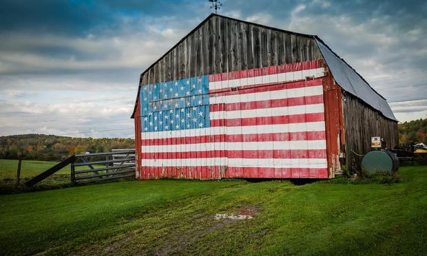 Una bandera de Estados Unidos, pintada en la pared de un edificio. (Getty Images)
