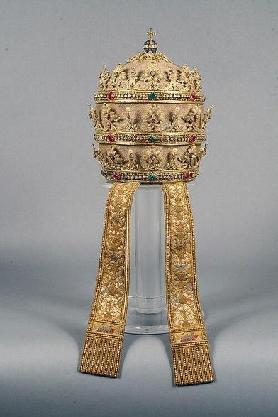 La tiara di papa Pio IX, utilizzata anche per numerose successive incoronazioni. Wikipedia