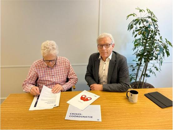 Foto van Jos Rippe en Aart Jochem die werken aan de digitale weerbaarheid. (Foto: Daphne Middeljans)