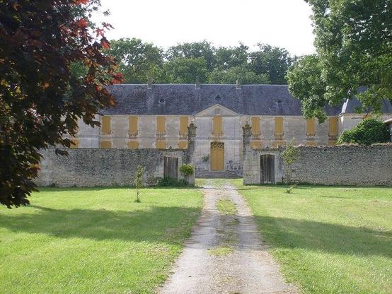 Domaine de la Rigaudière à #Médis (#CharenteMaritime) La terre de la Rigaudière est mentionnée pour la première fois en 1579. Le domaine présente un château à cour rectangulaire, accessible par un portail à fin...
Suite 👉 https://monumentum.fr/monument-historique/pa17000002/medis-domaine-de-la-rigaudiere
#Patrimoine #MonumentHistorique
Photo CC-BY-SA 4.0 : Cobber17