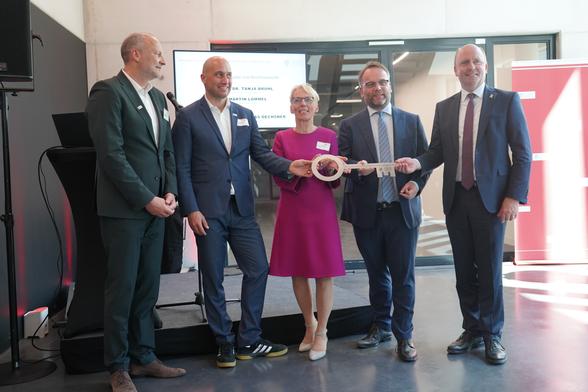 Symbolische Schlüsselübergabe für das CRA mit TU-Vizepräsident Matthias Oechsner, TU-Kanzler Martin Lommel, TU-Präsidentin Tanja Brühl sowie Hessens Wissenschaftsminister Timon Gremmels und Finanzstaatssekretär Uwe Becker.
1 Tag