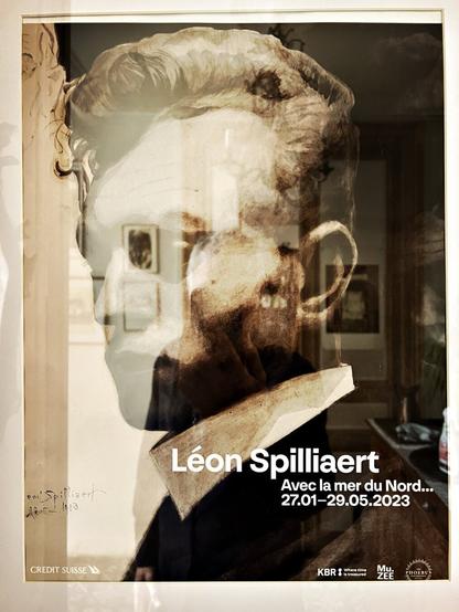 Affiche de l’exposition de Léon Spilliaert avec les reflets de la cage d’escalier