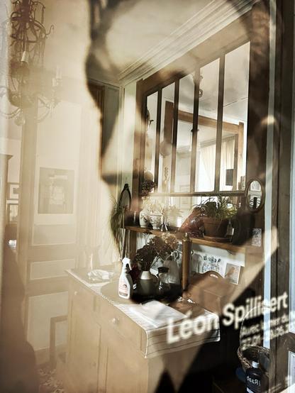 Affiche de l’exposition de Léon Spilliaert avec les reflets de la cage d’escalier