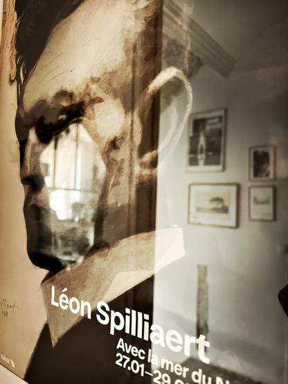 Affiche de l’exposition de Léon Spilliaert avec les reflets de la cage d’escalier