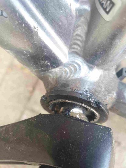 Cadre de vélo au niveau du boîtier de pédalier.
Contre-écrou traditionnel sur boîtier spécialités TA