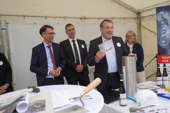 Grundsteinlegung für die Gebäude C und Z am Frankfurter Justizzentrum: Hessens Finanzminister Professor Dr. R. Alexander Lorz befüllt die Zeitkapsel für den Grundstein mit einem Umschlag, der Münzen enthält.