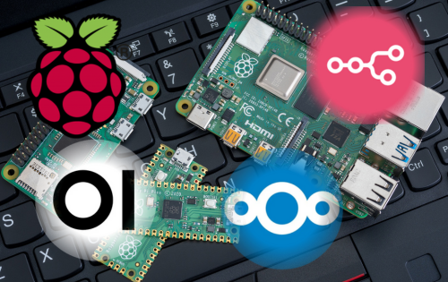 Na zdjęciu widać kilka płytek komputerowych Raspberry Pi leżących na klawiaturze laptopa. Na pierwszym planie nałożone są cztery logotypy: maliny (symbol Raspberry Pi), różowego znaku n8n (narzędzie do automatyzacji), niebieskiego loga Nextcloud (chmura prywatna) oraz czarno-białego loga Open WebUI (nakładki GUI do Ollamy - narzędzia do lokalnych modeli ai). Obrazek symbolizuje wykorzystanie Raspberry Pi jako platformy dla nowoczesnych, lokalnych rozwiązań chmurowych i sztucznej inteligencji.