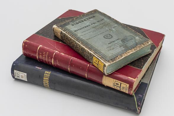 Drei restituierte Bücher liegen übereinander gestapelt.