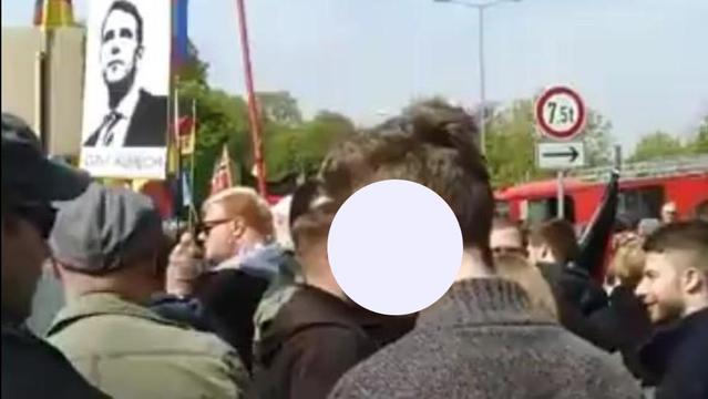 Der Führer als Pappschild: Stephan Ernst (l.) neben Markus Hartmann (2.v.l.) und Höckes heutigem Fotografen Martin Sch. (r.) am 1. Mai 2017 in Erfurt (Bild: Facebook)