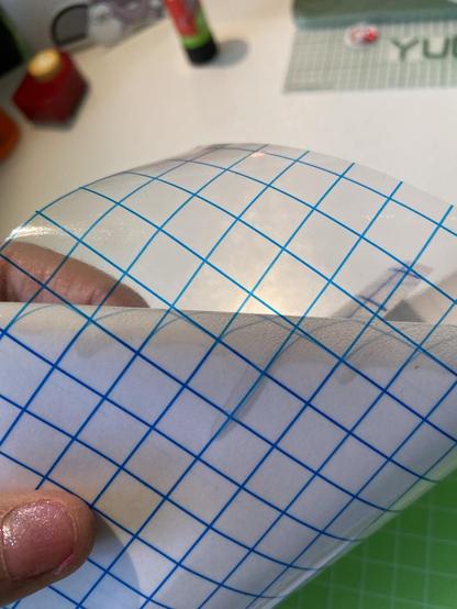 Bucheinschlagfolie bei der das blaue Raster auf die Folie anstatt aufs Trägerpapier gedruckt ist.
