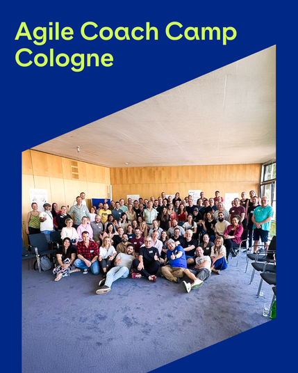 Gruppenbild: Ca. 90 Teilnehmende stehen in einem Raum, die Überschrift lautet in Lime-Schriftfarbe "Agile Coach Camp Cologne".