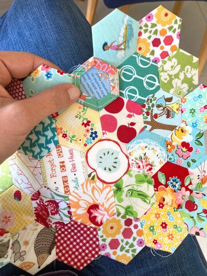 Zusammennähen von bunten Hexies mit English Paper Piecing