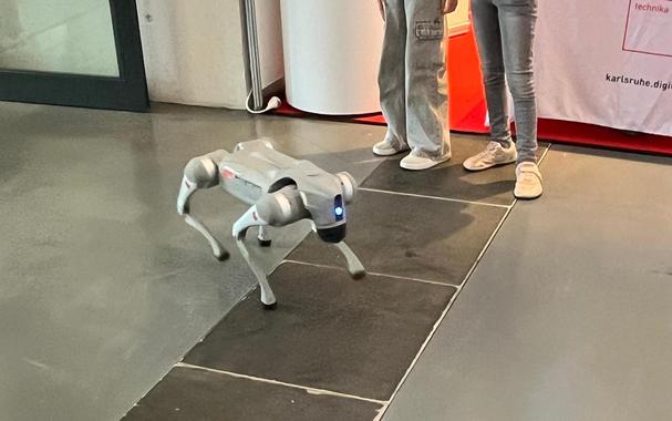 Ein Roboterhund vor einem Stand von Karlsruhe Digital