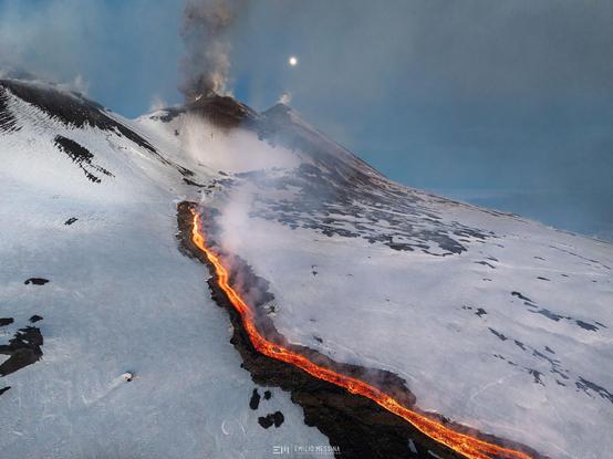 Coulée de lave sur l'Etna enneigé en février 2025. Photo Emilio Messina.