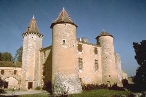 Château du Bartas ou Barthas à #SaintGeorges (#Gers) Manoir construit par le poête Guillaume de Saluste du Bartas, émule de Ronsard, en 1569. Les bâtiments d'exploitation entourent une cour carrée. Face à l'ent...
Suite 👉 https://monumentum.fr/monument-historique/pa00094914/saint-georges-chateau-du-bartas-ou-barthas
#Patrimoine #MonumentHistorique
Photo CC-BY-SA 4.0 : Phineas1520