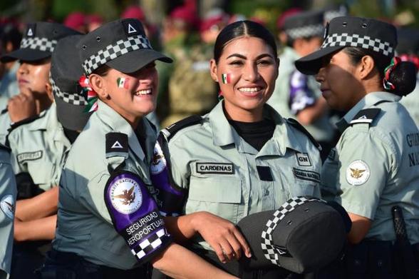 Guardias nacionales en desfile militar
