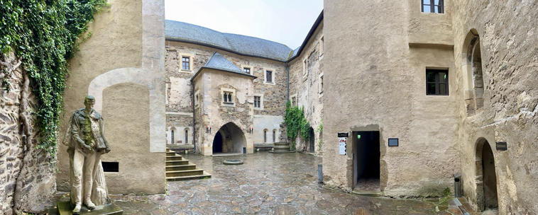 Innenhof der Burg mit vielen Eingängen und Treppen