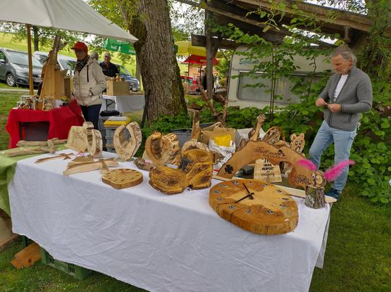 Aus Holz gefertigtes Herz und Uhren.
