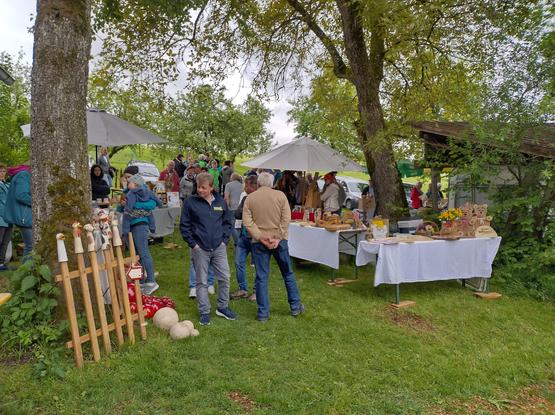 Übersicht von den Markt,  mit Besucher.