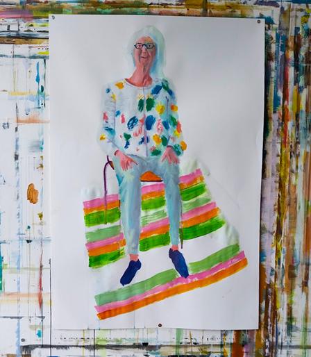 Peinture à la gouache, portrait de plein pied d'une femme aux vêtements colorés assise sur une chaise