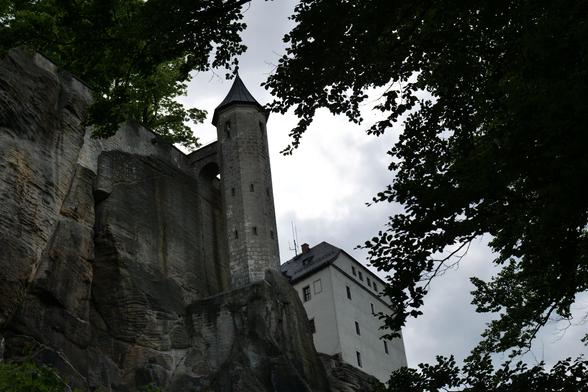 Ein Turm und ein Haus von der Festung Königstein, teilweise in den Felsen gebaut