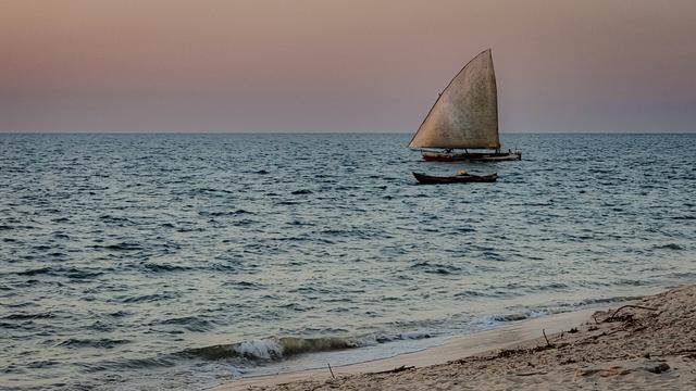 Des bateaux sur l'eau, en fin de journée.