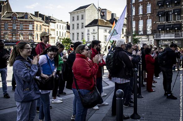 La foule rassemblée Place Vauban