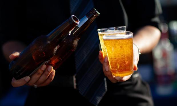 Dos vasos de cerveza (Kevin Trimmer / Getty Images)