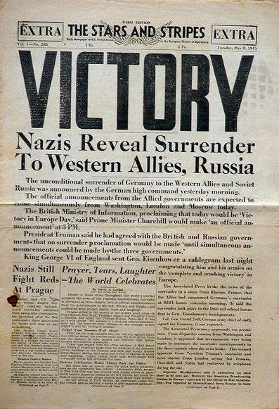 „Stars and Stripes“ (Zeitung der US-Army) Nr. 285 vom 8. Mai 1945, Ausgabe Paris, Sieg in Europa.

Headline: VICTORY
Subtitle: Nazis Reveal Surrender To Western Allies, Russia