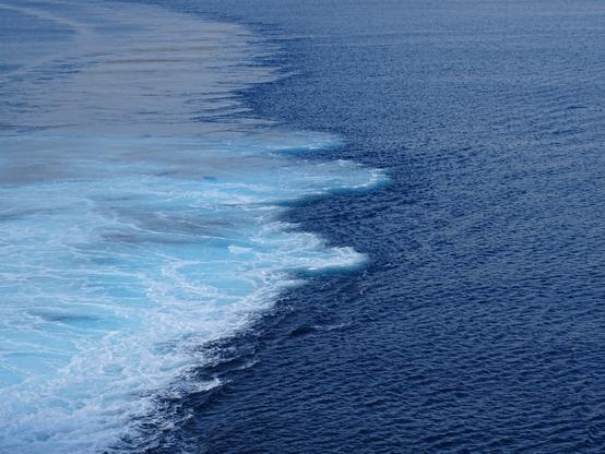le sillage d'un ferry qui découpe la mer en deux partie : l'un bleu sombre, l'autre turquoise et blanche, dans le remous.

the wake of a ferry that cuts the sea into two parts: one dark blue, the other turquoise and white, in the eddy.