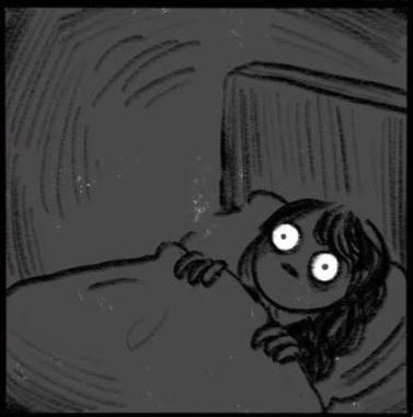 Frau liegt im Bett, im Dunklen auf dem Rücken und starrt mit weit aufgerissenen Augen ins Leere.