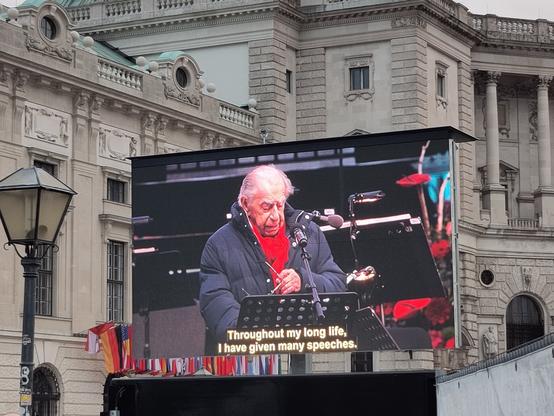 Paul Lendvai spricht am Heldenplatz am 8. Mai in Wien