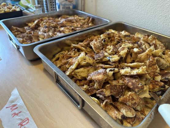 Zwei große Metallschalen mit viel Kaiserschmarrn