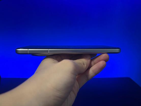 <p>Honor has established itself as one of the brands to keep an eye on in the premium flagship space, with last year’s much-celebrated Magic6 Pro winning a bunch of awards and topping plenty of year-end lists. </p>



<p>This year, the former Huawei spinoff is out to make a name for itself once again with its latest flagship, the Magic7 Pro, which promises to bring a more intelligent and intuitive user experience through AI. And for the most part, the phone does indeed live up to that promise, albeit with a few caveats. </p>



<p>Meanwhile, when it comes to the internal hardware, the Magic7 Pro more than delivers. This is a flagship through and through, packing a large 6.8-inch OLED display, a versatile camera system, and an ultra-fast processor. But, as with even the best phones in the market, it’s not perfect. Then again, those few drawbacks aren’t significant enough to bring the whole package down.&nbsp;</p>



<p>At first glance, it doesn’t look like much has changed from the Magic6 Pro to the Magic7 Pro in terms of design. Upon closer inspection, however, you do see some subtle differences. And these differences, in my opinion, give the Magic7 Pro a sleeker and more refined form factor compared to its predecessor.&nbsp;</p>



<p>Chief among them is the overall flatter design. Both the front and the back of the Magic7 Pro are flatter than the Magic6 Pro, which gives it a better in-hand feel. The Magic7 Pro’s camera array also has a more symmetrical four-hole arrangement