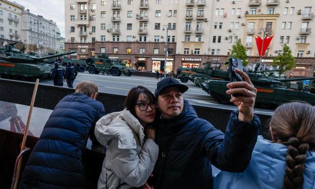 Dos turistas se hacen un selfi durante los ensayos del desfile del Día de la Victoria. (Maxim Shemetov)