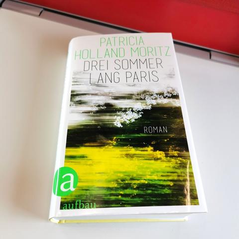 Auf dem Foto ist das Buch "Drei Sommer lang Paris" auf einem Tisch im Eurostar nach Paris fotografiert.