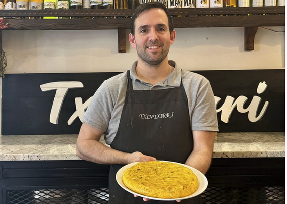 Txintxarri tabernako Andoni, aramaioarra, tortilla batekin eskuan.